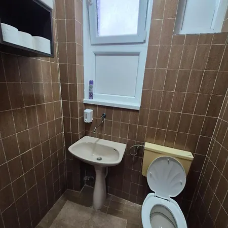 Appartamento Budget - Authentic Centre #4, 3 Bedrooms, 1 Full Bathroom, 1 Toilet *