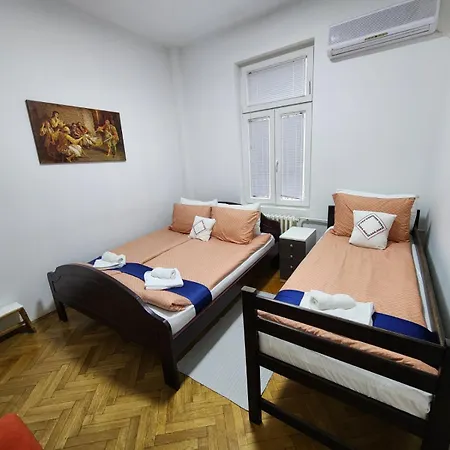 Appartamento Budget - Authentic Centre #4, 3 Bedrooms, 1 Full Bathroom, 1 Toilet