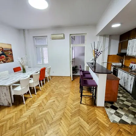 Budget - Authentic Centre #4, 3 Bedrooms, 1 Full Bathroom, 1 Toilet Appartamento *