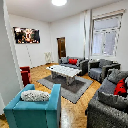 Appartamento Budget - Authentic Centre #4, 3 Bedrooms, 1 Full Bathroom, 1 Toilet *