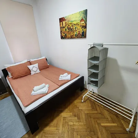 Budget - Authentic Centre #4, 3 Bedrooms, 1 Full Bathroom, 1 Toilet