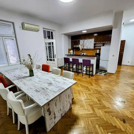 Budget - Authentic Centre #4, 3 Bedrooms, 1 Full Bathroom, 1 Toilet Appartamento Belgrado