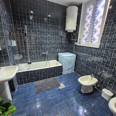 Budget - Authentic Centre #4, 3 Bedrooms, 1 Full Bathroom, 1 Toilet